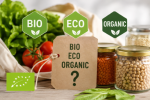 Bio, Eco of Organic: wat is het verschil? 1 Bio, Eco en Organic labels naast biologische groenten, peulvruchten en het Europese biologische keurmerk.